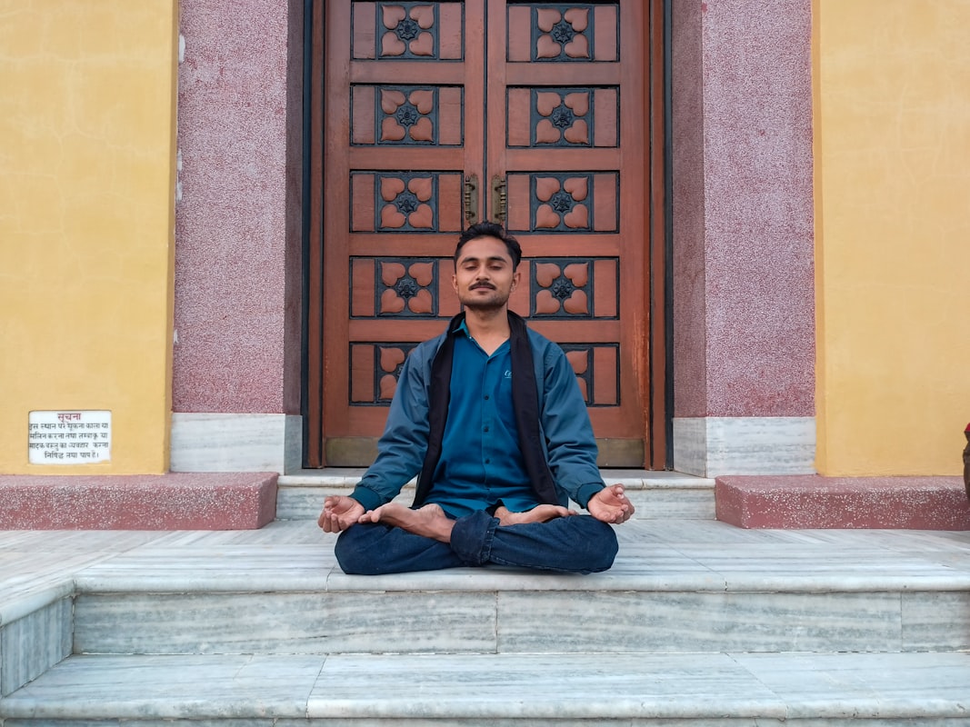 Medelålders vuxna som praktiserar mindfulness och stresshantering